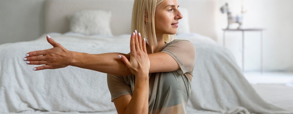 una mujer estirando su brazo para yoga